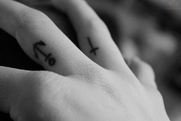 палец татуировки 143