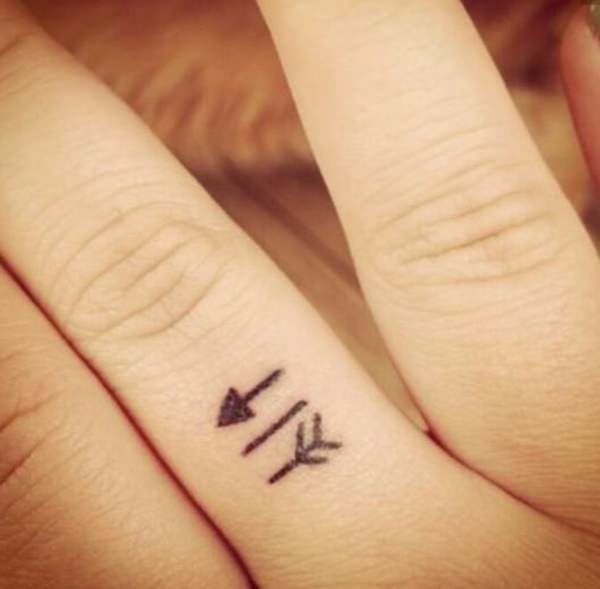 палец татуировки 153