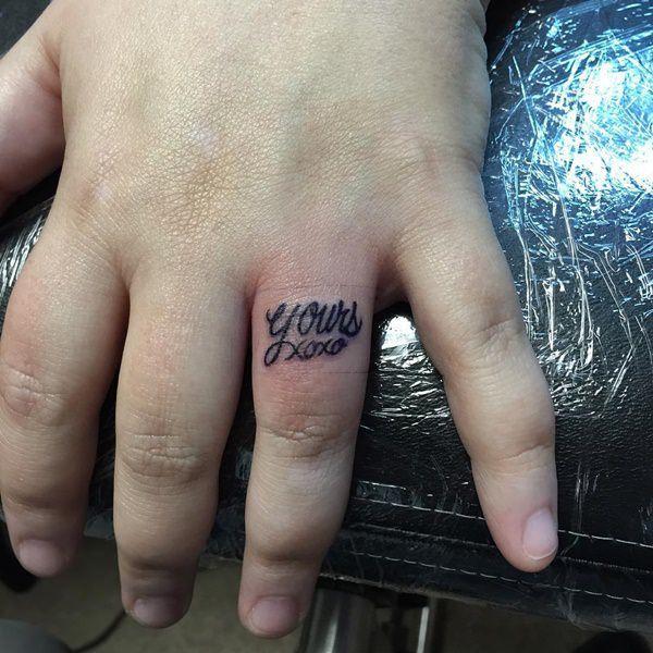 палец татуировки 200