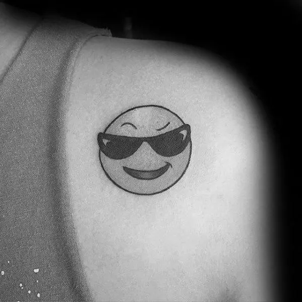 35 & Emoji Tattoos: designs og betydninger - om tatoveringer