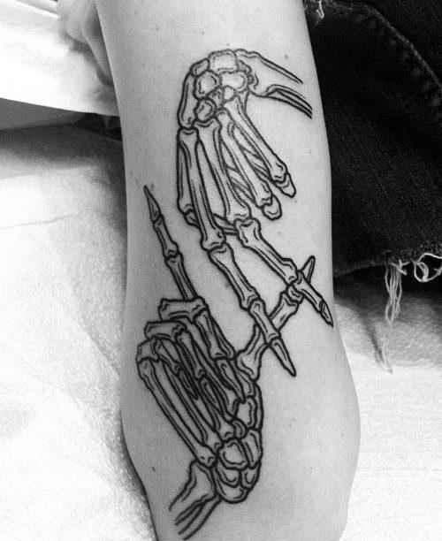 Скелет руки человека тату