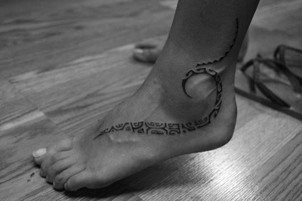 татуировка на ноге 332