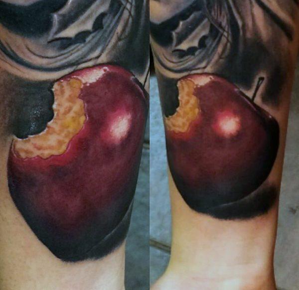 татуировка с яблоком 09