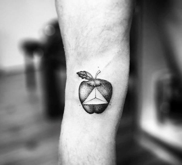 татуировка с яблоком 73