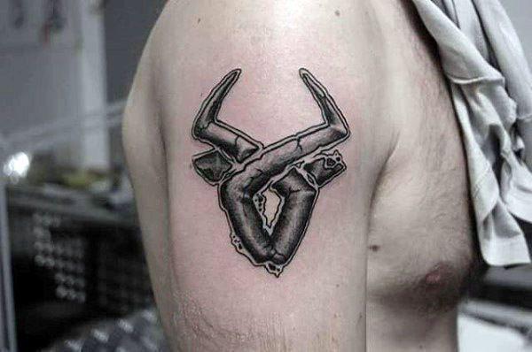 Татуировка со знаком быка 70-х годов