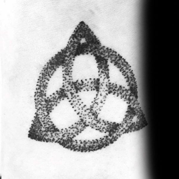 Татуировка с символом 101 трикетра