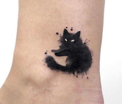 黒猫のタトゥー：インスピレーションの意味とアイデア