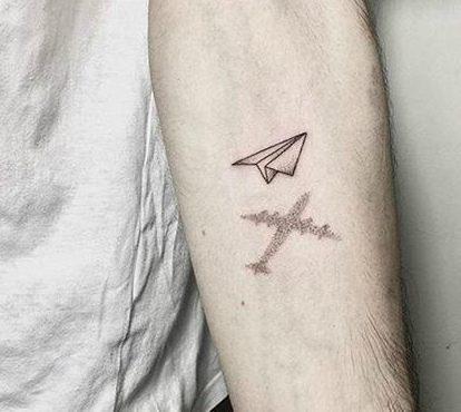 Pieni paperinen lentokoneen tatuointi