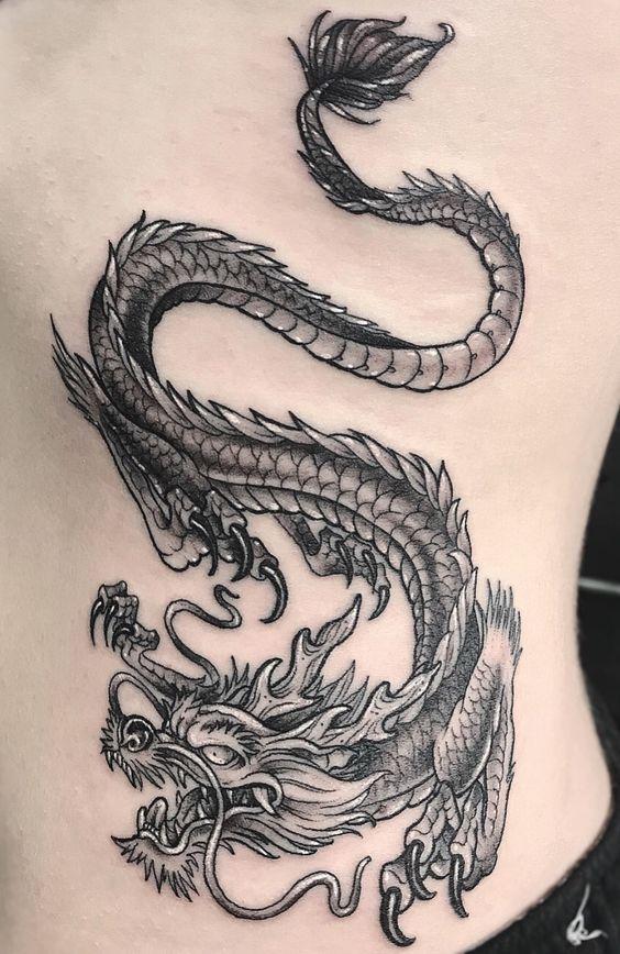 Tatuaxes de dragóns: significado e ideas para inspirarse