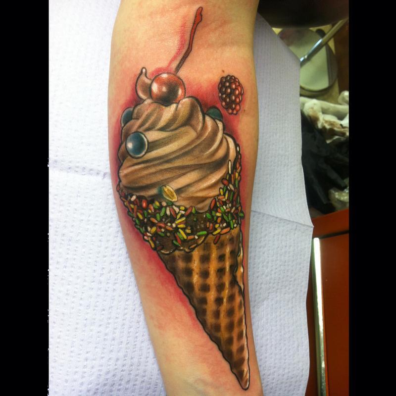 Sweet ice cream tattoo: nakapagpapasiglang mga ideya at kahulugan