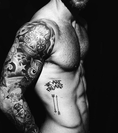 Татуировки на ребрах: 55 дизайнов для мужчин
