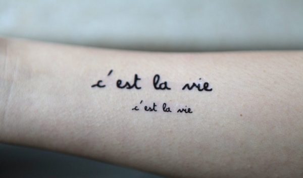 Татуировки с короткими фразами для женщин