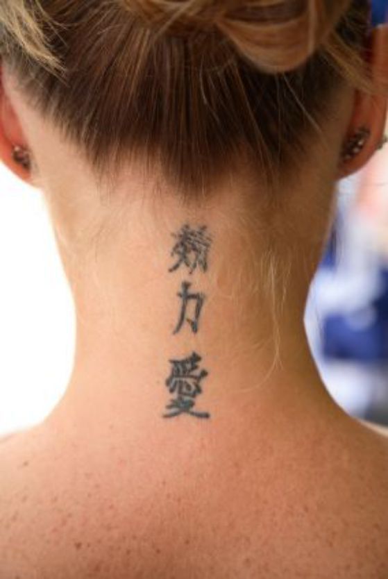 Китайские иероглифы на шее