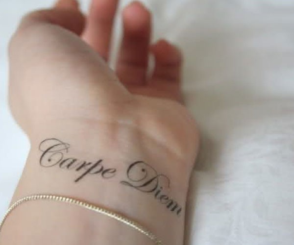 Татуировка Carpe Diem на руке