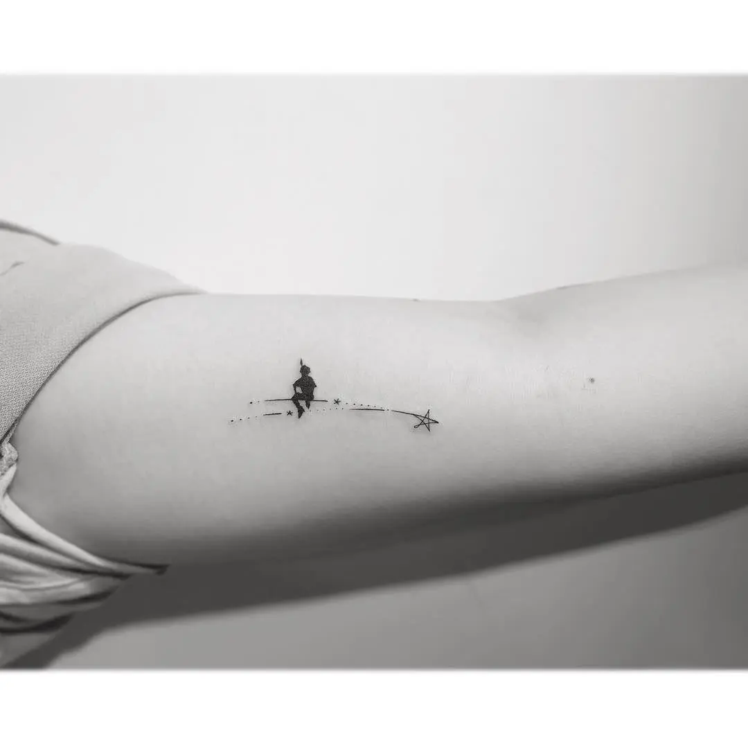 Tatuatges amb Tinkerbell, el petit amic de conte de fades de Peter Pan.