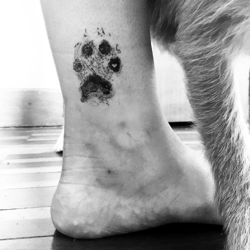 Татуировки со следами собак и их значение
