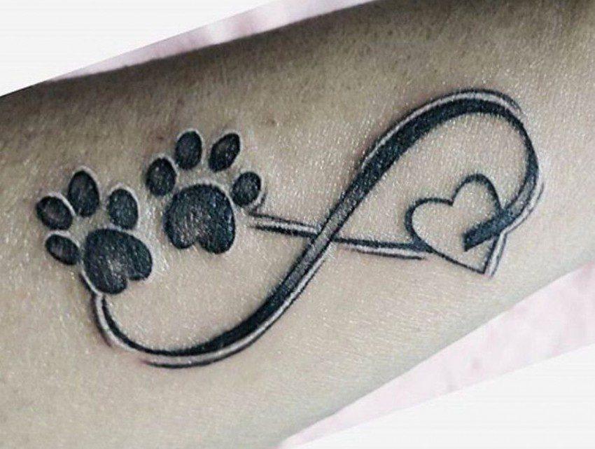 Tatuaże z odciskami stóp psów i ich znaczeniem
