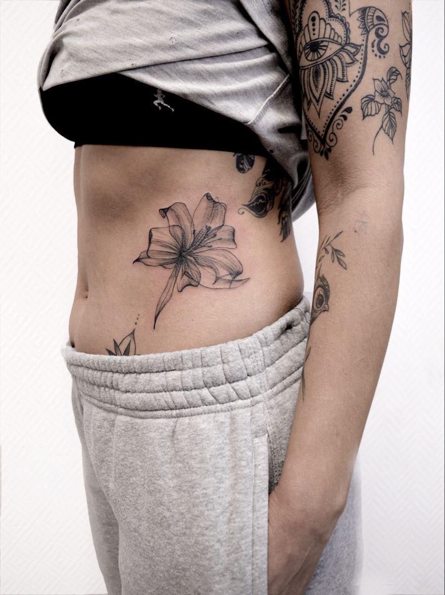Upeita ja hienovaraisia ​​kukka-tatuointeja röntgenkuvissa