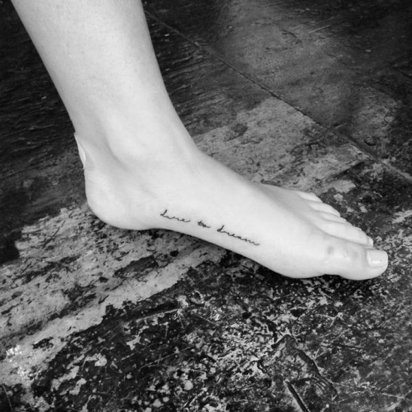 Женские татуировки на ноге [Креативный и оригинальный дизайн]