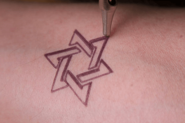 Auto Ink: машина для татуировок религиозных символов