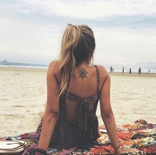 Как наслаждаться солнцем, не повредив татуировки?