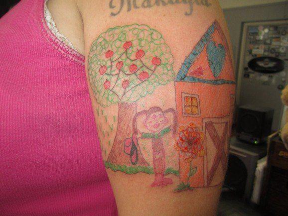 Родители делают татуировку рисунка своего ребенка
