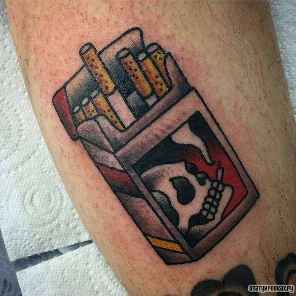 Cigarros e tatuaxes