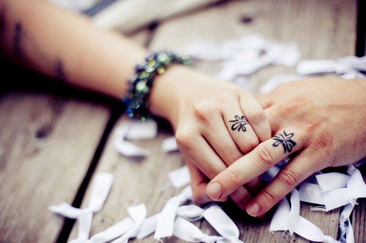 Līgavas un līgavaiņa laulības gredzena tetovējums ar tinti!