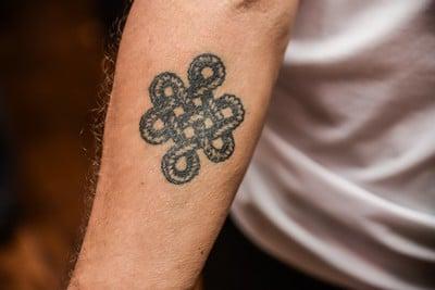 tattoo knot: ວິທີການຕ້ານທານ?