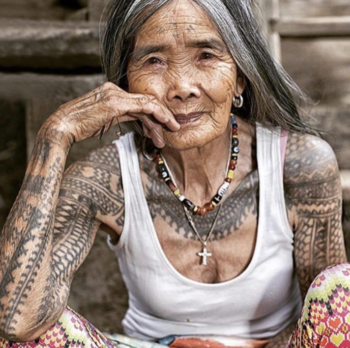 как выглядит татуировка в старости у женщин