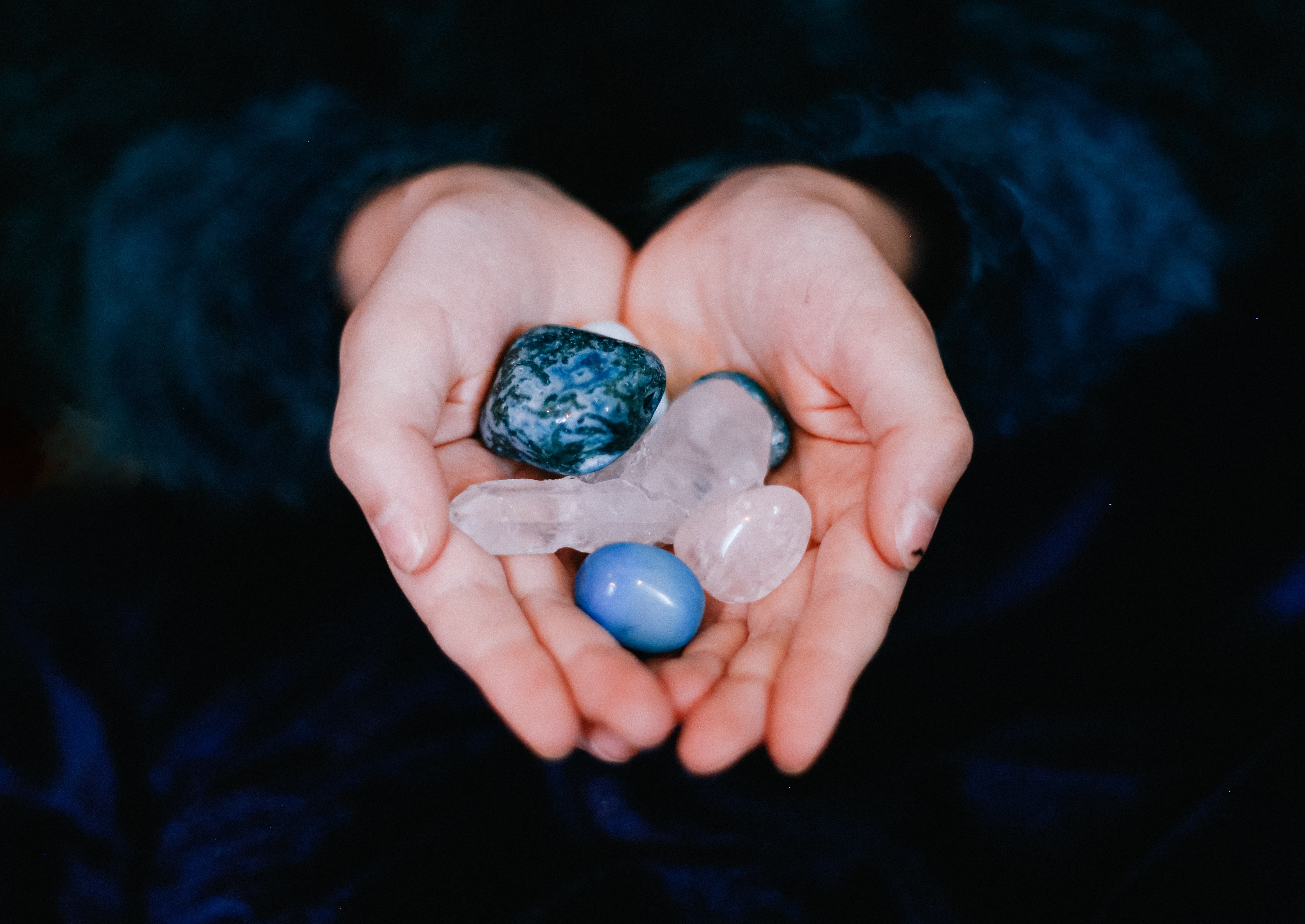 Самоцвет или марка. Лечебные камни. Драгоценные камни. Кристалл для медитации. Медитация с камнями и минералами.