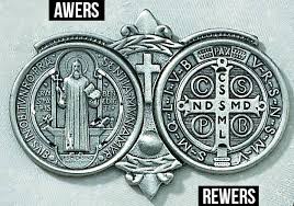 Была ли печать св. Бенедикта то же, что и медаль св. Бенедикт? Какая надпись на этой медали &#8212; над крестом IHS или PAX?