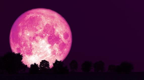 Mesiac v máji 2021 - Nov v Býkovi a zatmenie Mesiaca v Strelcovi.