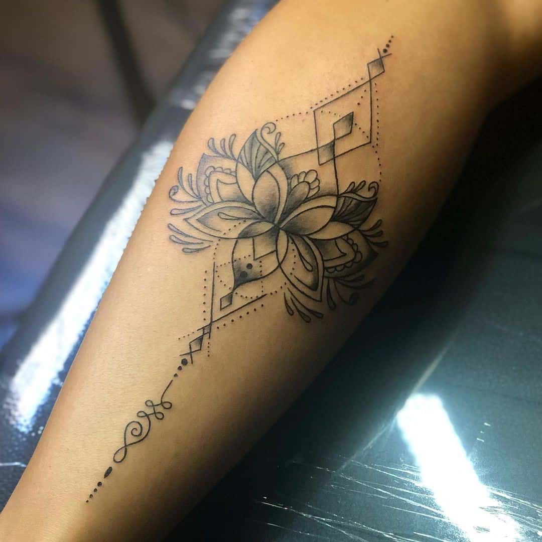 20+ идей дизайна татуировки цветок лотоса (значение и вдохновение)