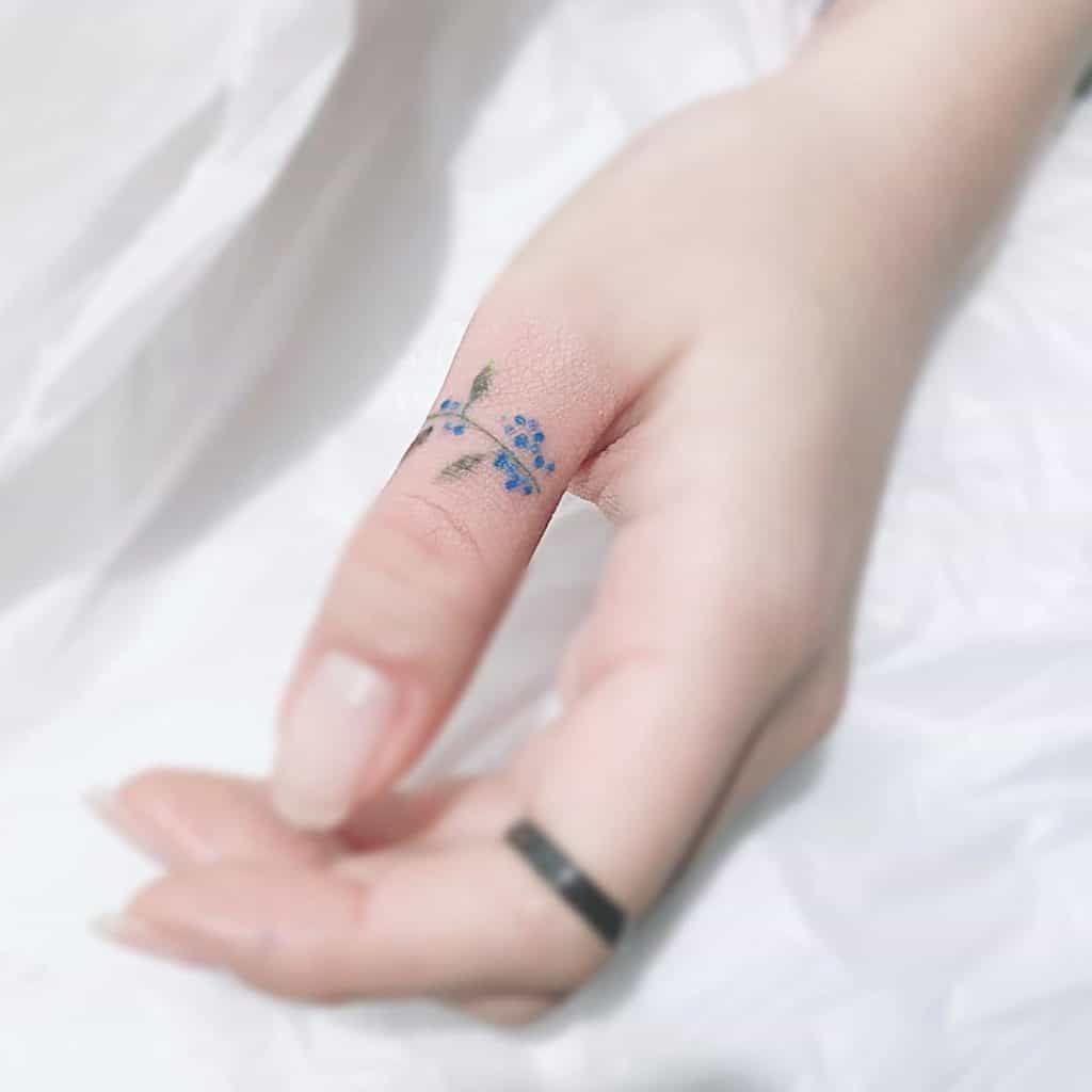 28 крутых маленьких татуировок для женщин в 2022 году