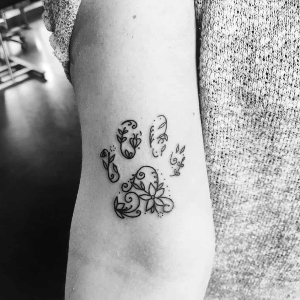 татуировки лапки собаки на животе девушки смысл