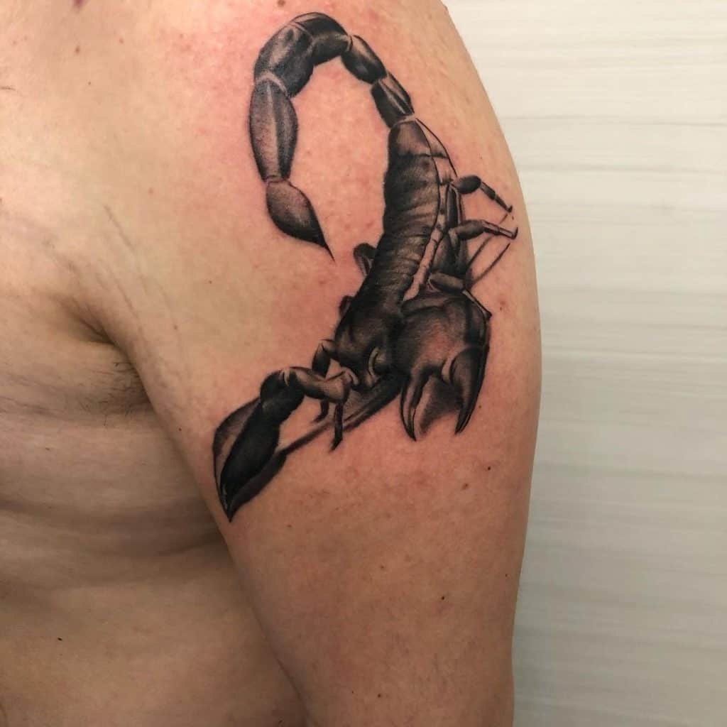 татуировка скорпион на плече