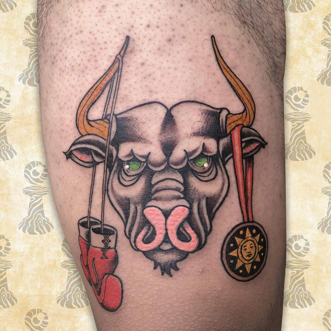 татуировка быка на плече