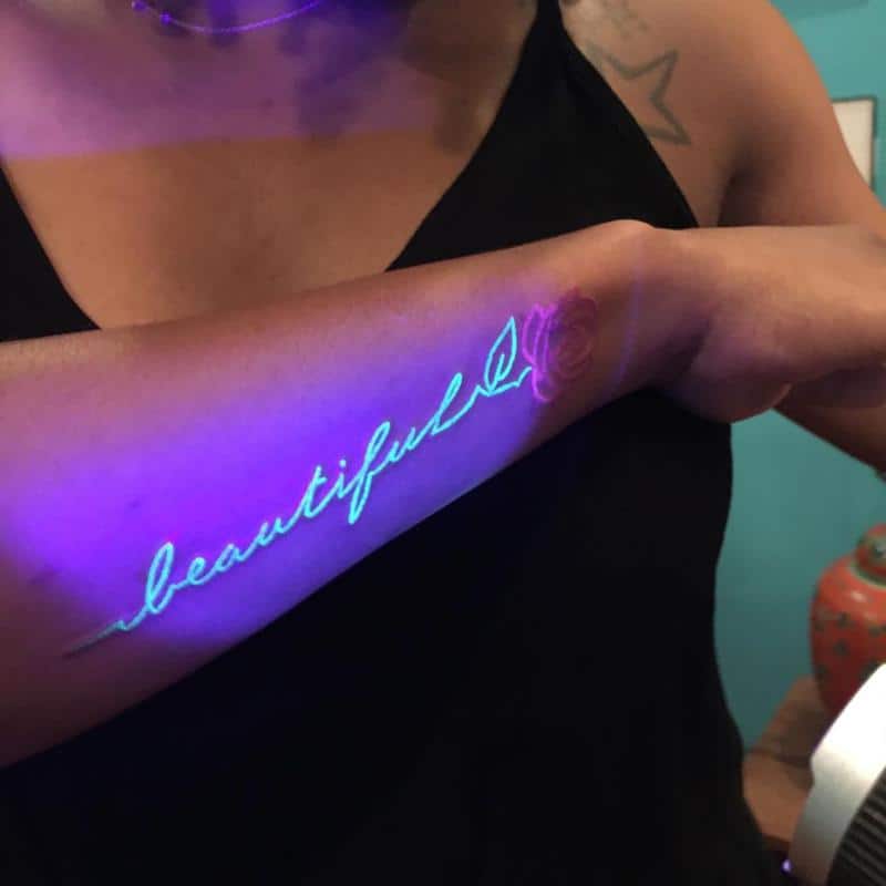 40+ лучших татуировок, светящихся в темноте: все, что вам нужно знать
