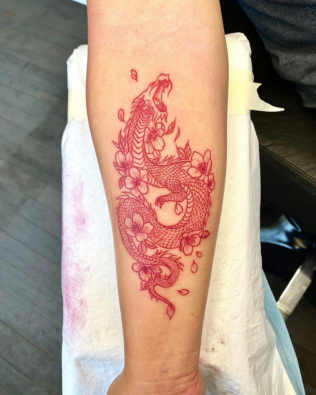 Красный дракон на руке