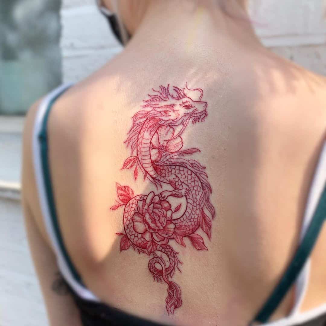 татуировка красный дракон на спине