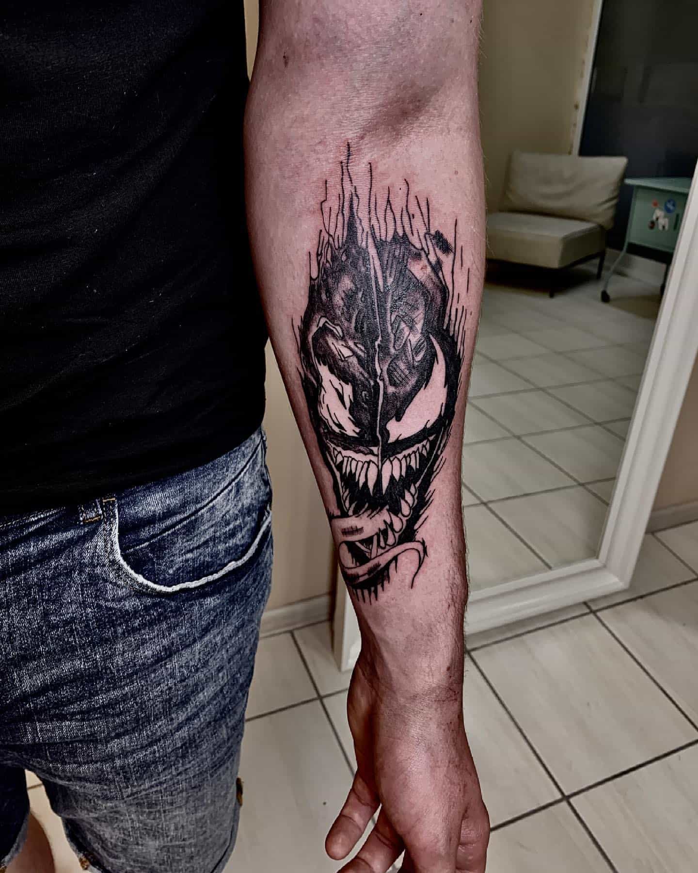 Татуировки мужские на руке Веном