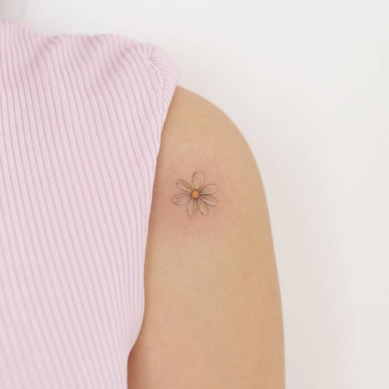 70+ идей татуировки цветов на плече (и их значение)