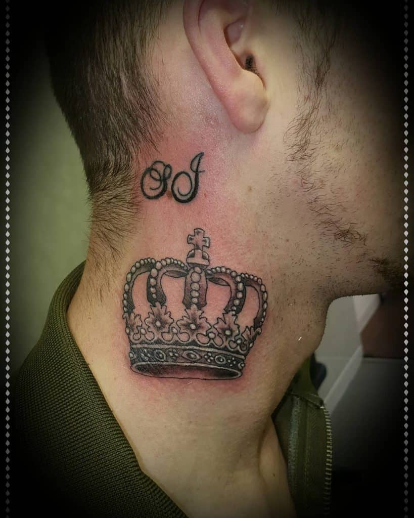 Татуировка корона на шее у мужчин