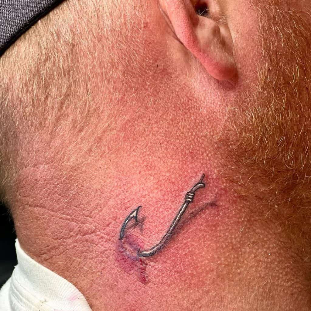 маленькие татуировки для мужчин на шее