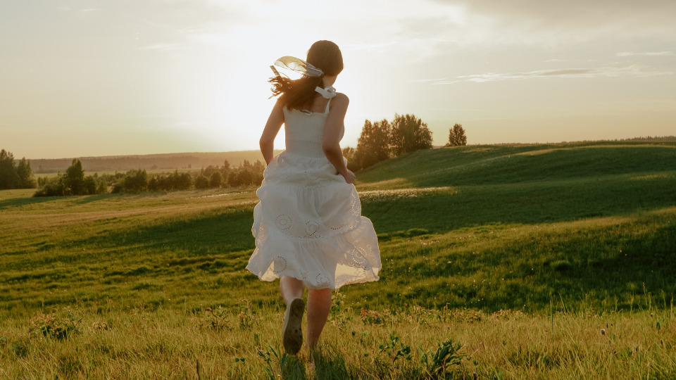 Vad betyder en vit klänning i en dröm? Lär dig om dess intressanta symbolik