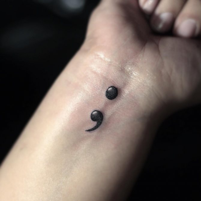 Was bedeutet ein Semikolon-Tattoo: Symbolik und alles, was Sie wissen müssen
