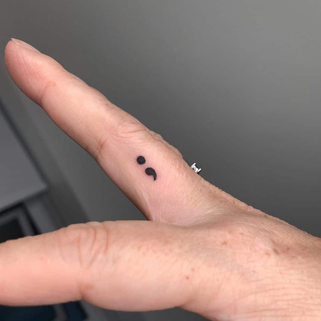 Что означает тату точка с запятой: символизм и все, что вам нужно знать