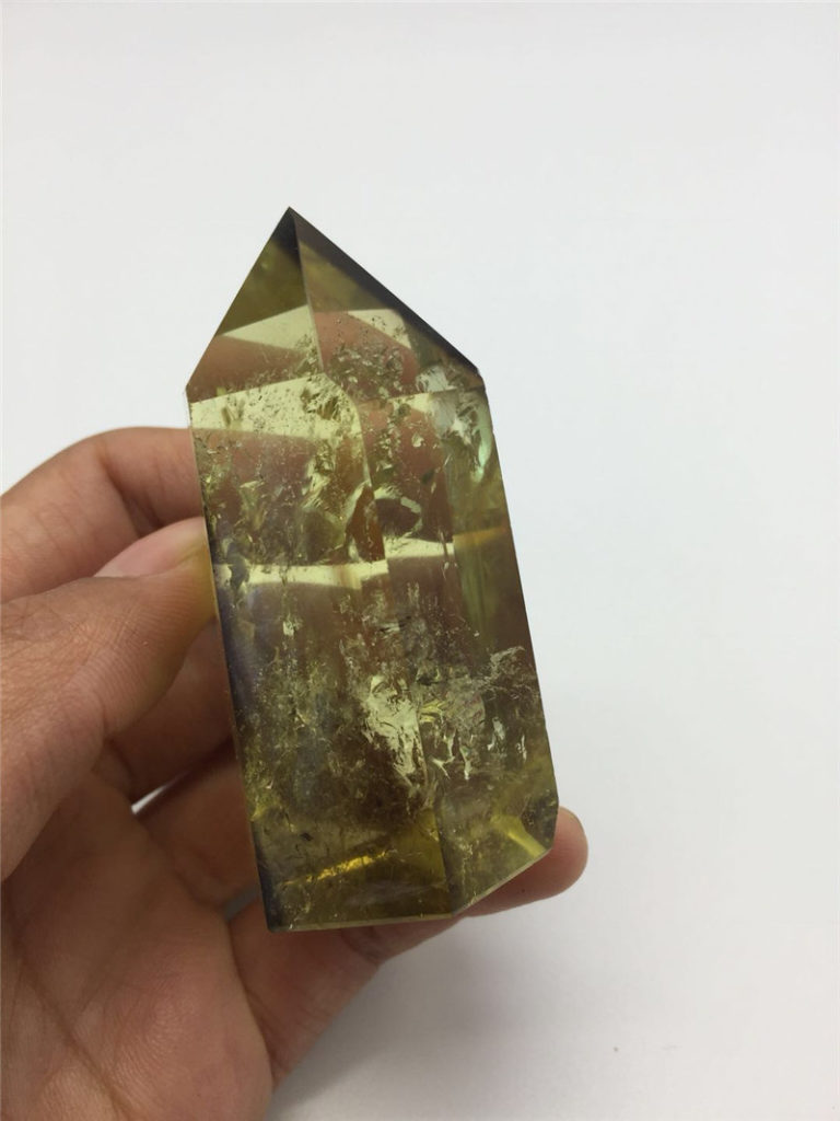 Драгоценный или полудрагоценный камень кварц
