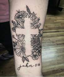 христианские татуировки на бедре